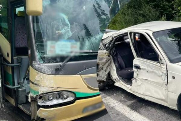 На Львівщині Daewoo Nexia зіткнувся з автобусом: одна людина загинула