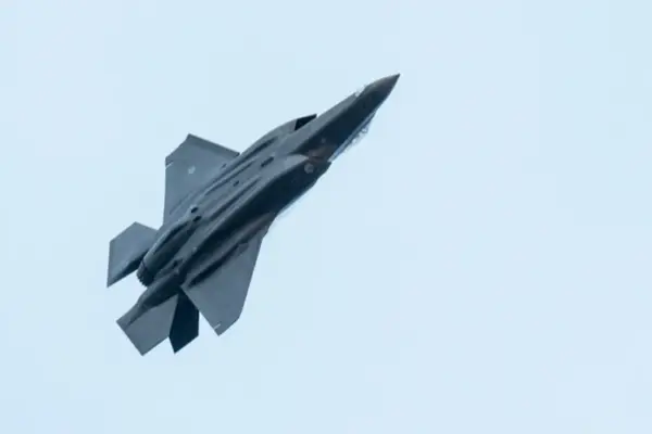 Хто відповідає за маршрут секретних компонентів F-35: ролі сторін розслідування