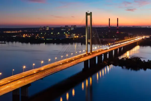 Увечері 1 жовтня БпЛА влучив у Південний міст: пошкоджено опору, рух зупинений