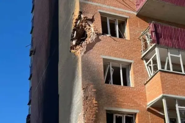 У Сумах дрон влучив у багатоповерхівку: постраждали підліток і жінка